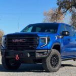 2024 Sierra LS AT4X AEV Edition con parachoques metálicos diseñados para el off-road, llantas de 35