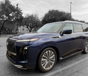 Frontal 3/4 de un Infiniti QX80 AWD 2025