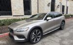 Lateral 3/4 de un Volvo V60 Cross Country B5 AWD 2025