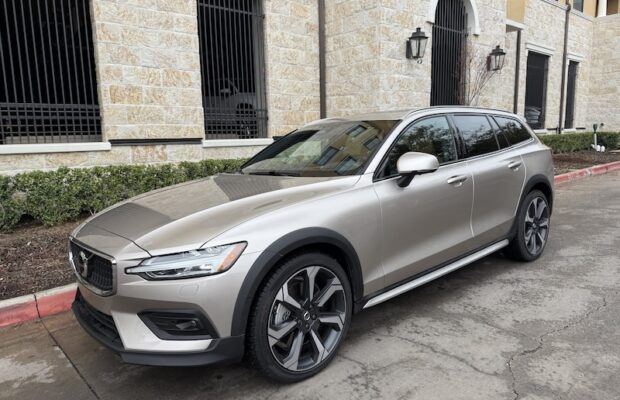 Lateral 3/4 de un Volvo V60 Cross Country B5 AWD 2025